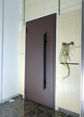 Hoogtechnologische functie T-type dubbele magnetische afdichtingsstrook en blokkades Frame geluidsdichte deur op maat
