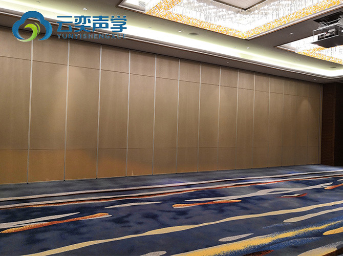 Pocket Door Hanging Room Divider Met Raw Finish En Stof Cover En Melamine Mdf Board